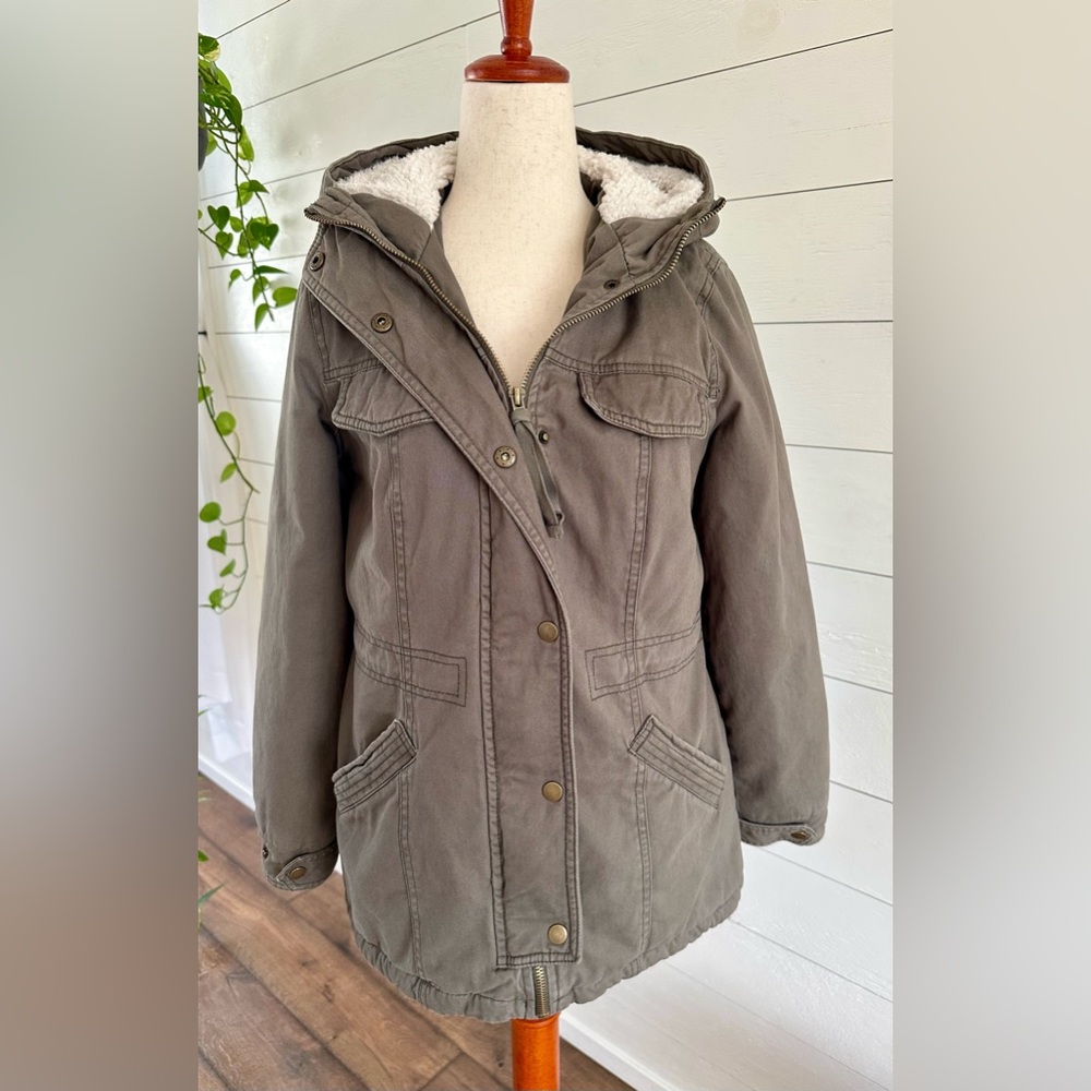 JUNIORS SEBBY SHERPA-LINED TWILL HOODED ANORAK COAT. 
SIZE: SMALL
COLOR: OLIVE